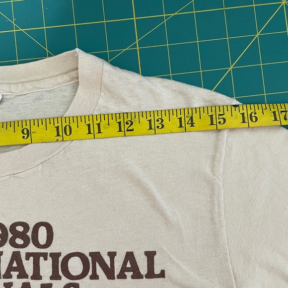 VINTAGE 1980'S HANES TAN T-SHIRT - Picture 4 of 10